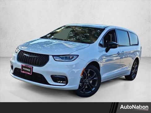 New 2026 Chrysler Pacifica Select image 1