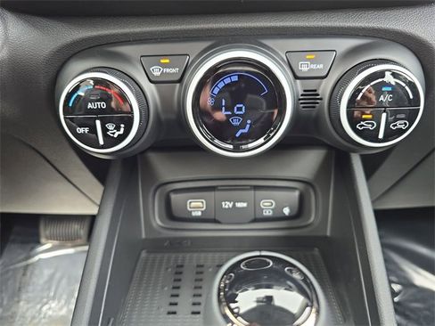 Used 2025 Hyundai Venue Limited image 19