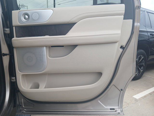 Used 2019 Lincoln Navigator L Reserve w/ Cargo Package AWD/4WD image 12