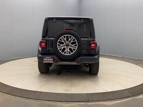 Used 2022 Jeep Wrangler Unlimited Sahara AWD/4WD image 4