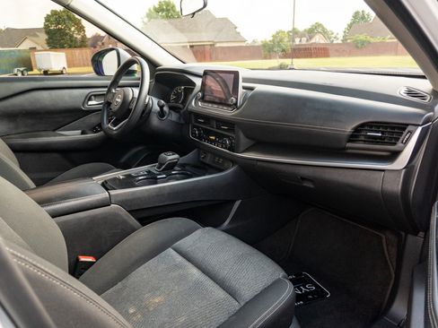 Used 2024 Nissan Rogue SV FWD image 17