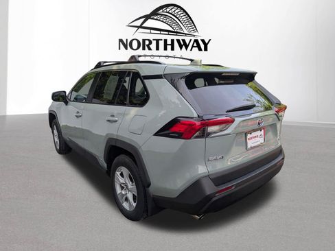 Used 2021 Toyota RAV4 XLE w/ XLE Grade Weather Package AWD/4WD image 5