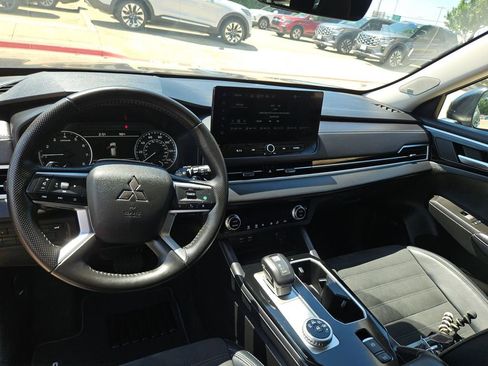 Used 2025 Mitsubishi Outlander SE FWD image 16