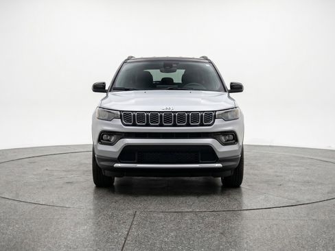 Used 2025 Jeep Compass Limited AWD/4WD image 2