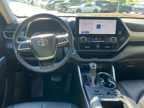 Used 2023 Toyota Highlander XLE AWD/4WD image 8