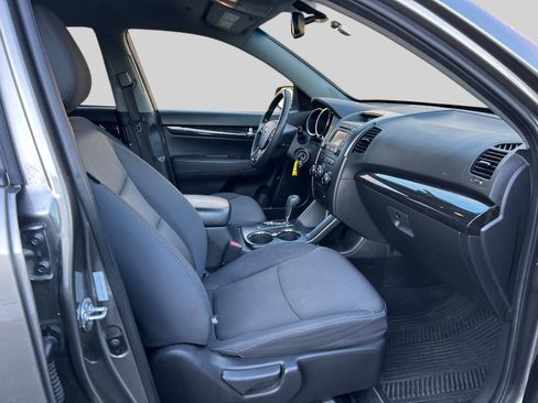 Used 2013 Kia Sorento LX w/ Convenience Pkg image 14