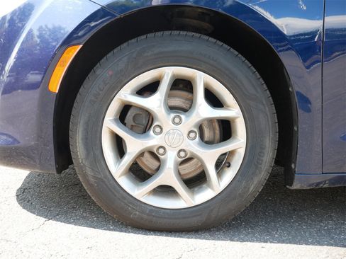 Used 2018 Chrysler Pacifica Limited image 7