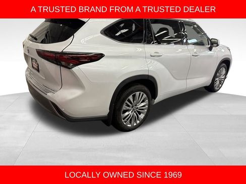 Used 2024 Toyota Highlander Platinum image 3