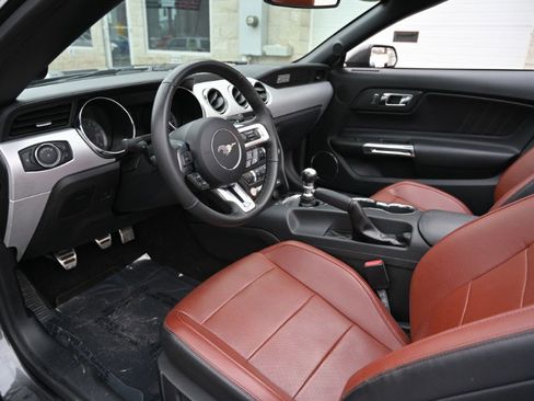 Used 2016 Ford Mustang Premium image 14