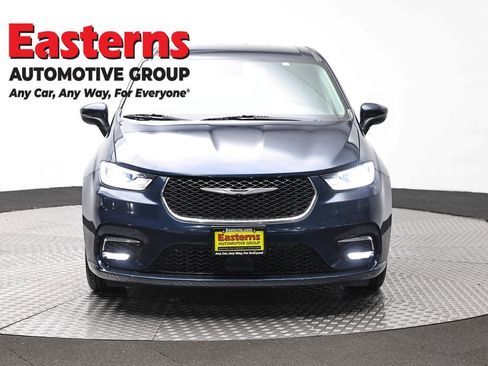 Used 2023 Chrysler Pacifica Touring-L FWD image 2