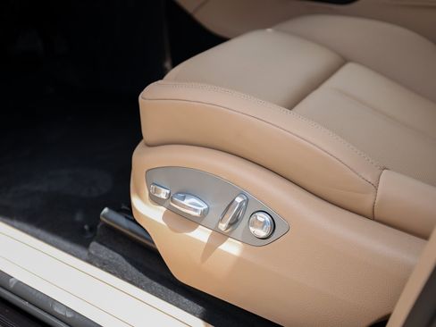 Certified 2025 Porsche Macan image 14