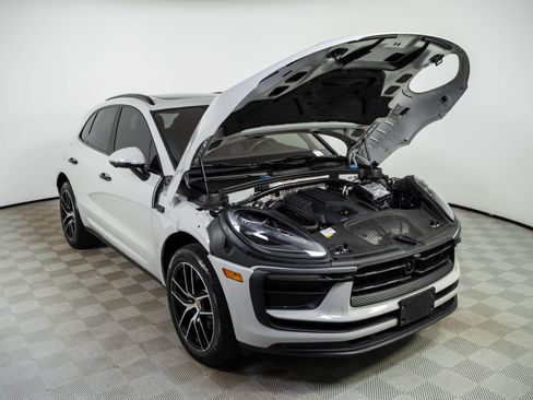Certified 2023 Porsche Macan AWD/4WD image 33