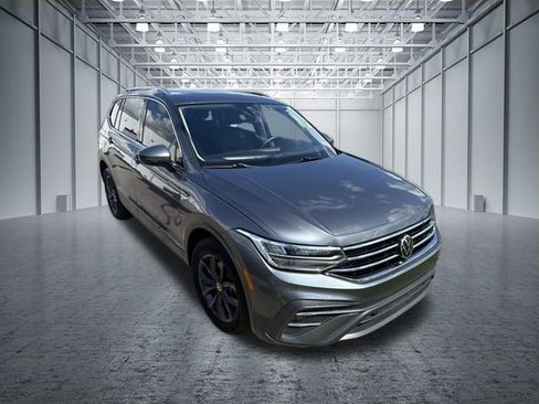 Used 2022 Volkswagen Tiguan SE w/ Panoramic Sunroof Package FWD image 6