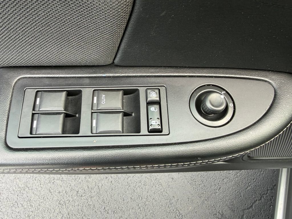 Used 2012 Dodge Avenger SXT FWD image 13
