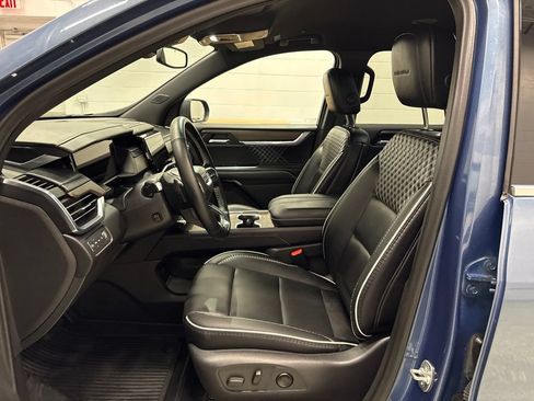 Used 2025 GMC Acadia Denali AWD/4WD image 16