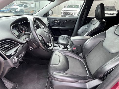 Used 2019 Jeep Cherokee Latitude Plus image 6