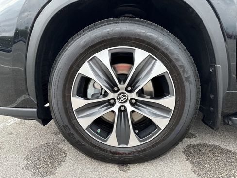 Used 2023 Toyota Highlander XLE image 19