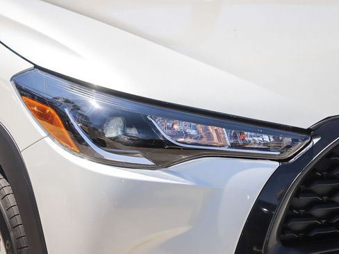 Certified 2022 Toyota Corolla Cross LE w/ Moonroof Package FWD image 4