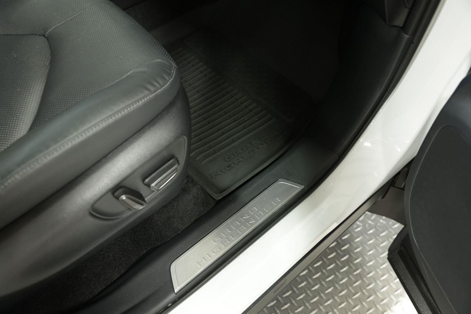 Used 2025 Toyota Grand Highlander AWD image 23