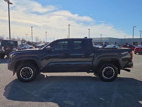 Used 2024 Toyota Tacoma TRD Off-Road image 3
