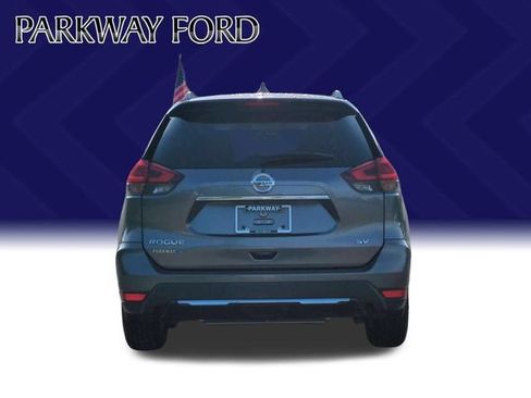 Used 2018 Nissan Rogue SV w/ Premium Package FWD image 4