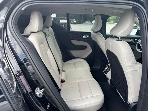 Used 2023 Volvo XC40 B4 Ultimate FWD image 12