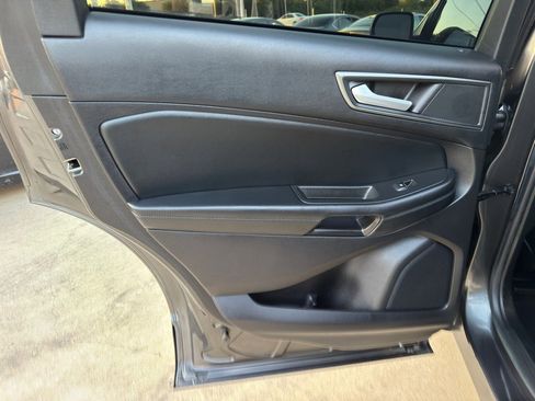 Used 2020 Ford Edge SE image 17