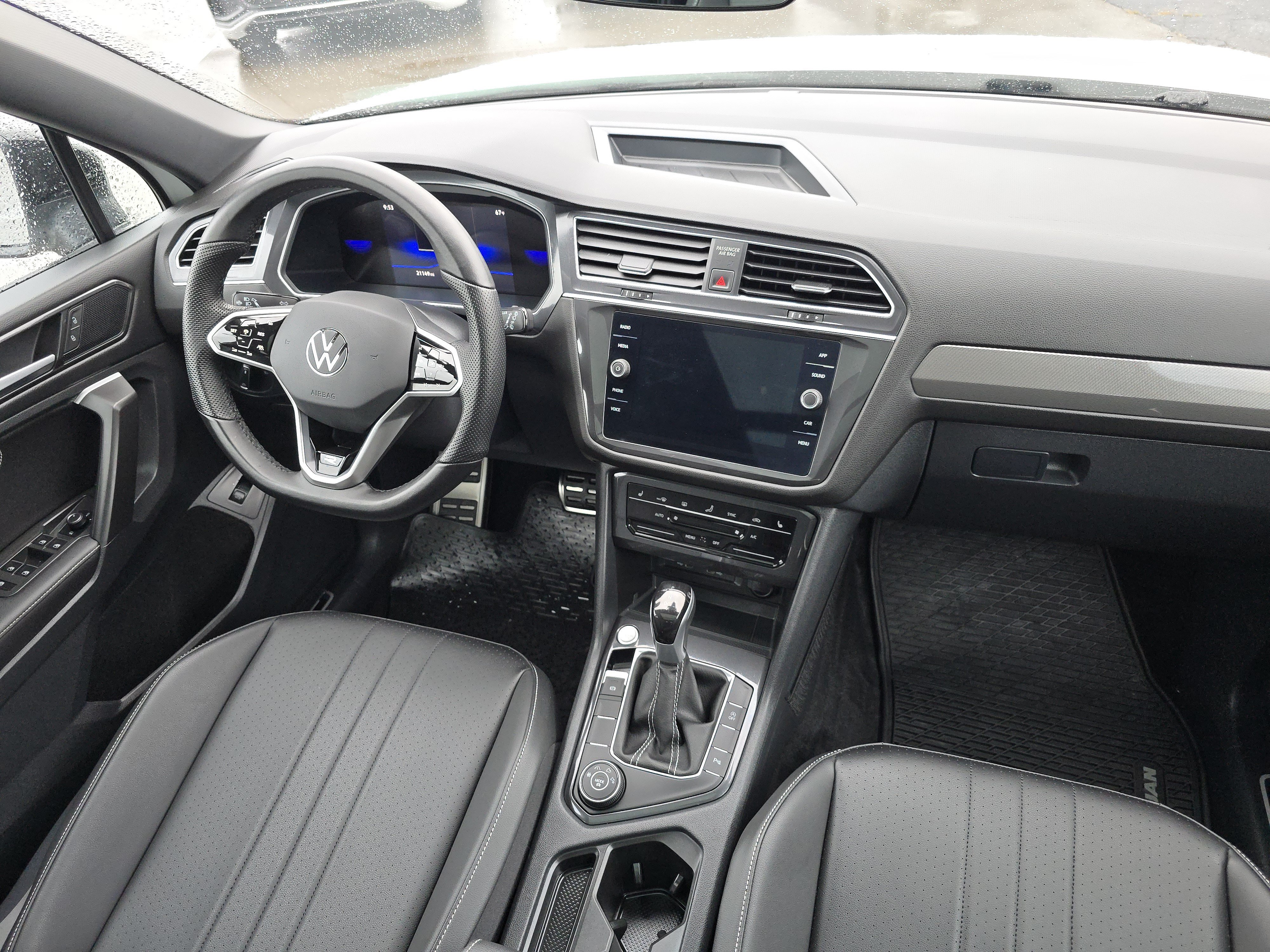 Certified 2024 Volkswagen Tiguan SE R-Line AWD/4WD image 19