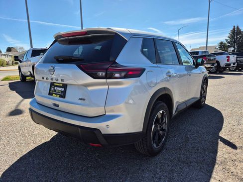 Used 2025 Nissan Rogue SV image 3