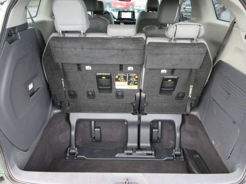 Used 2022 Toyota Sienna XLE AWD/4WD image 13