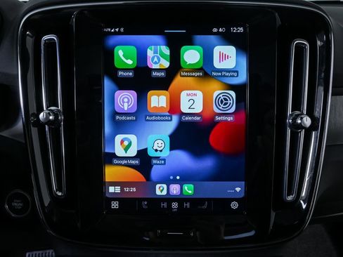 Certified 2025 Volvo XC40 B5 Plus image 17