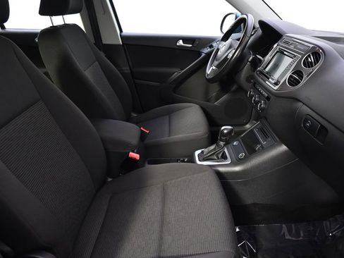 Used 2018 Volkswagen Tiguan Limited w/ Premium Package image 16