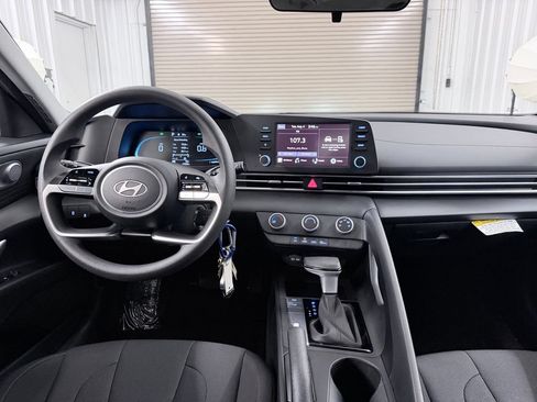 Used 2026 Hyundai Elantra SE FWD image 22
