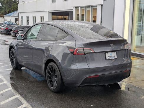 Used 2023 Tesla Model Y Long Range image 3