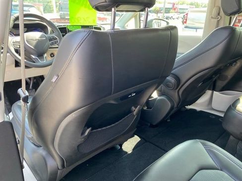 Used 2023 Chrysler Pacifica Touring-L FWD image 27