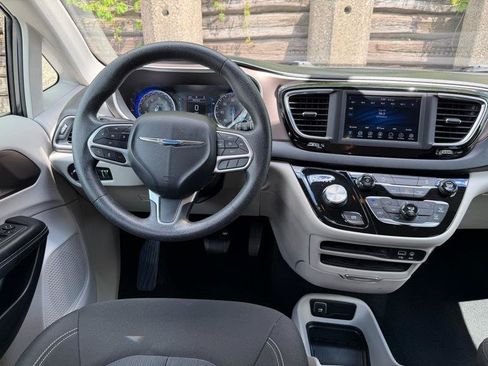 Used 2020 Chrysler Voyager L FWD image 11