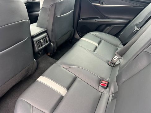 Used 2025 Toyota Camry SE image 5