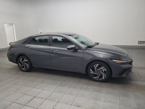 Used 2025 Hyundai Elantra Sport FWD image 11