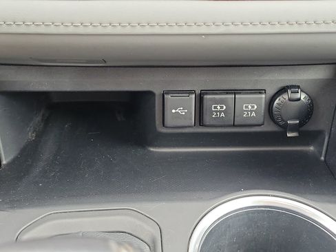 Used 2020 Toyota Highlander XLE image 27