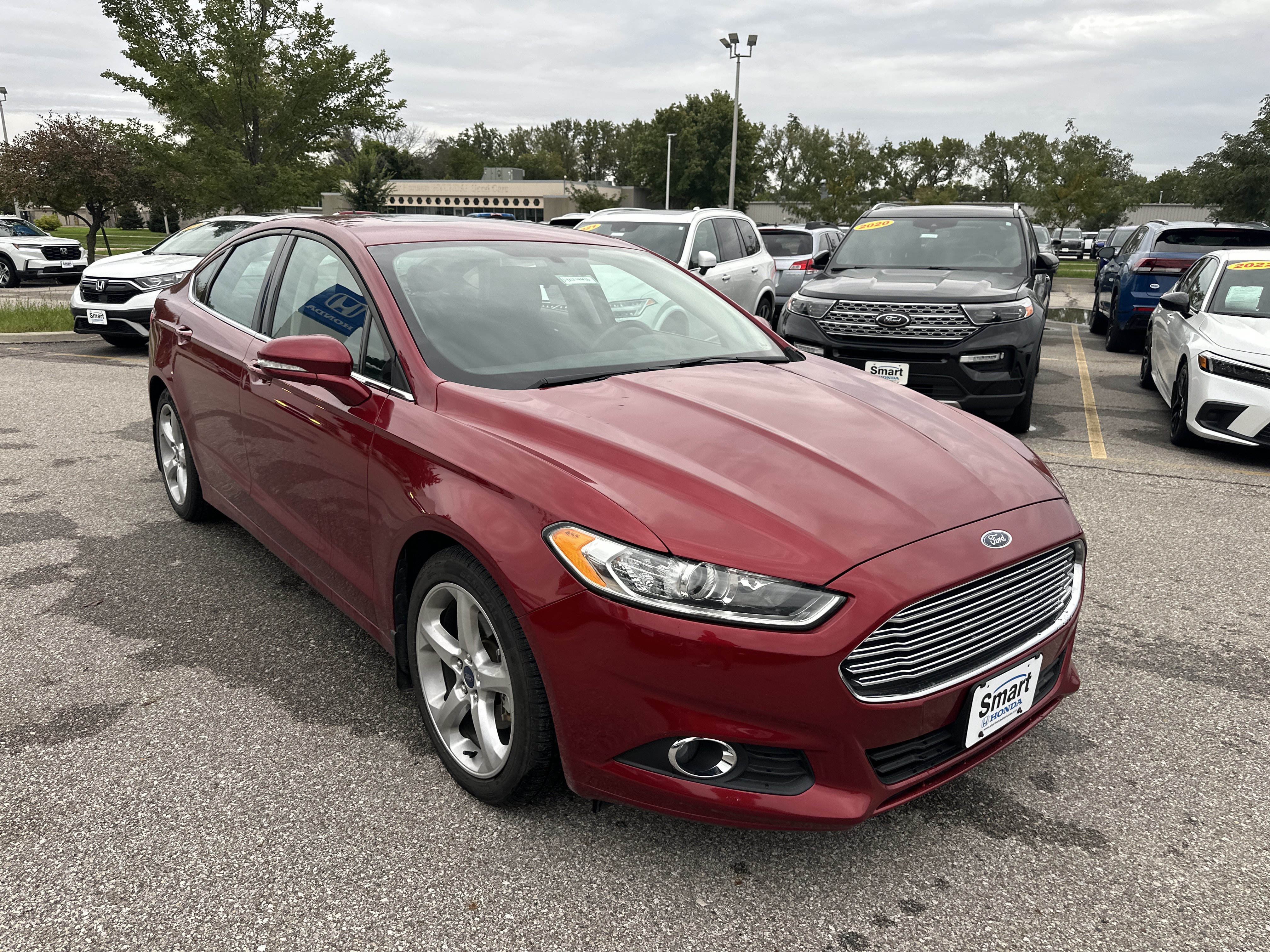 Used 2016 Ford Fusion SE FWD image 2