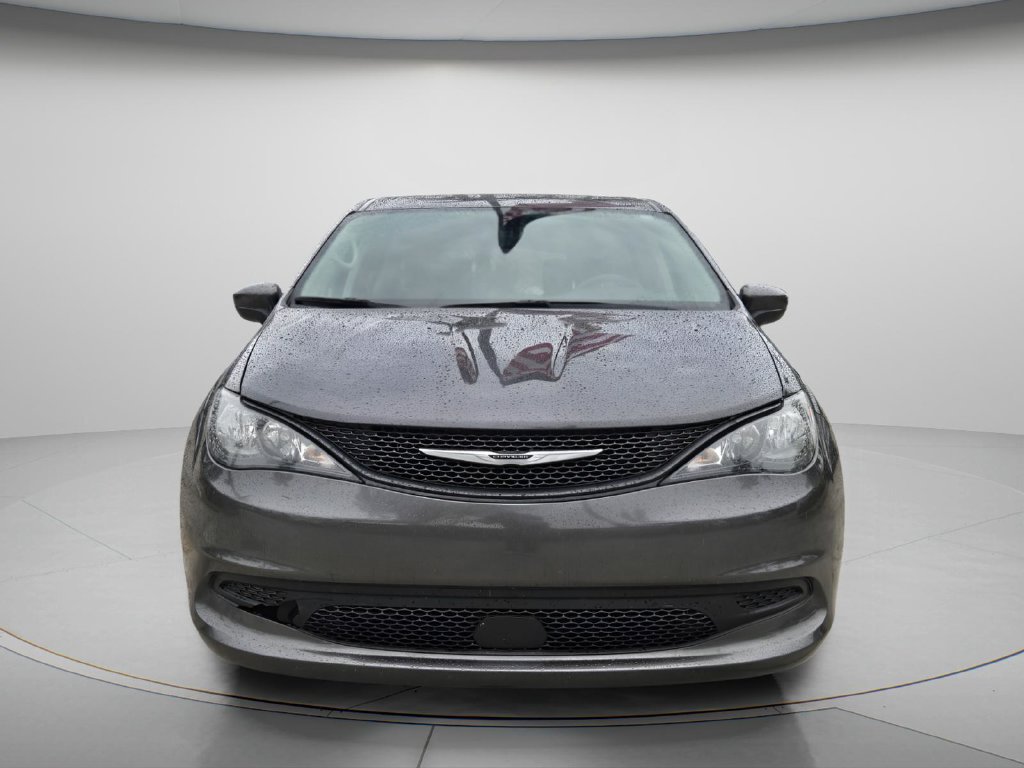 Used 2022 Chrysler Voyager LX FWD image 4
