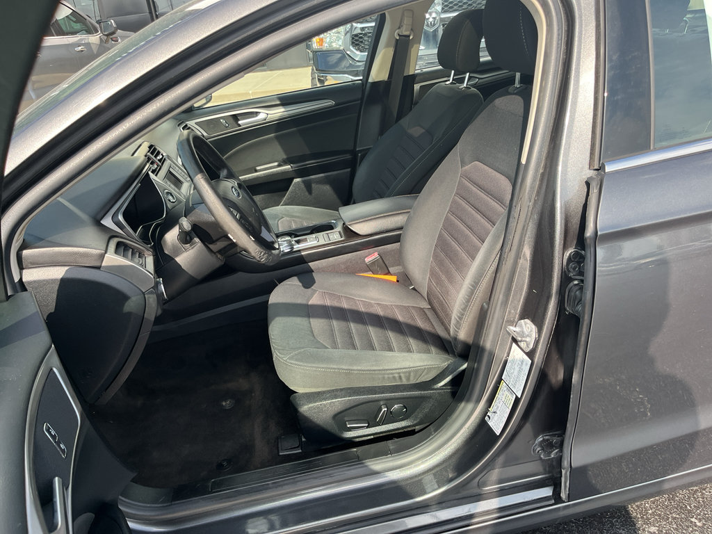 Used 2018 Ford Fusion SE FWD image 28