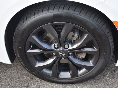 Used 2019 Chrysler Pacifica Touring Plus w/ S Appearance Package FWD image 11