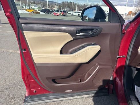 Used 2020 Toyota Highlander Limited image 45