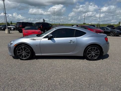 Used 2017 Toyota 86 RWD image 7