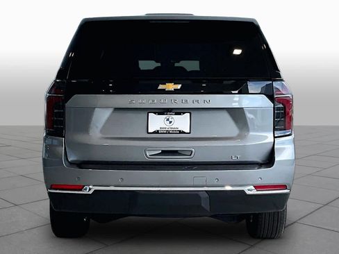 Used 2026 Chevrolet Suburban LT RWD image 4