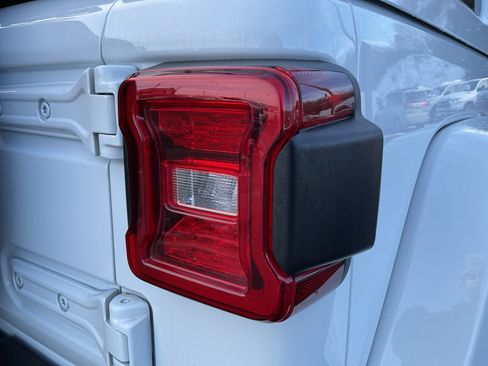 Used 2022 Jeep Wrangler Unlimited Sahara w/ Cold Weather Group image 33