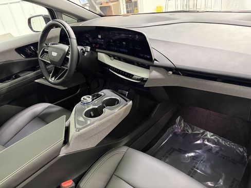 Used 2025 Cadillac Optiq Luxury 1 w/ LPO, Floor Liner Package image 39