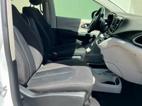 Used 2020 Chrysler Voyager L FWD image 22