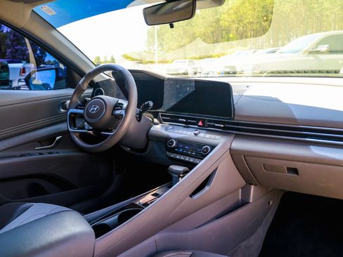 Used 2023 Hyundai Elantra SEL w/ Convenience Package image 9